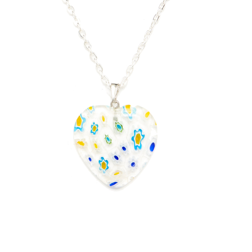 Millefiori 玻璃透明、蓝色、黄色和绿色心形项链