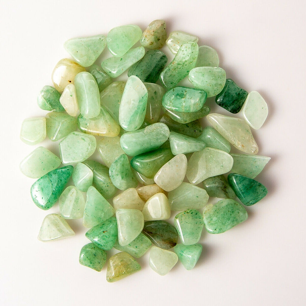 滚磨宝石系列黄水晶、绿色东陵石、V 形紫水晶和红色虎眼石